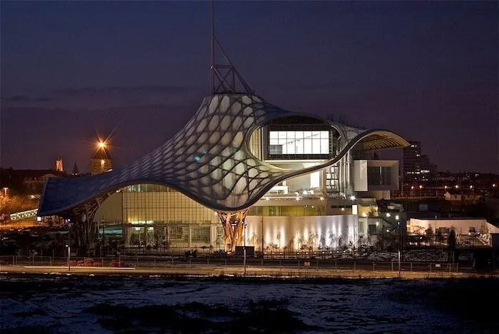 草帽的建筑 蓬皮杜梅斯中心.webp