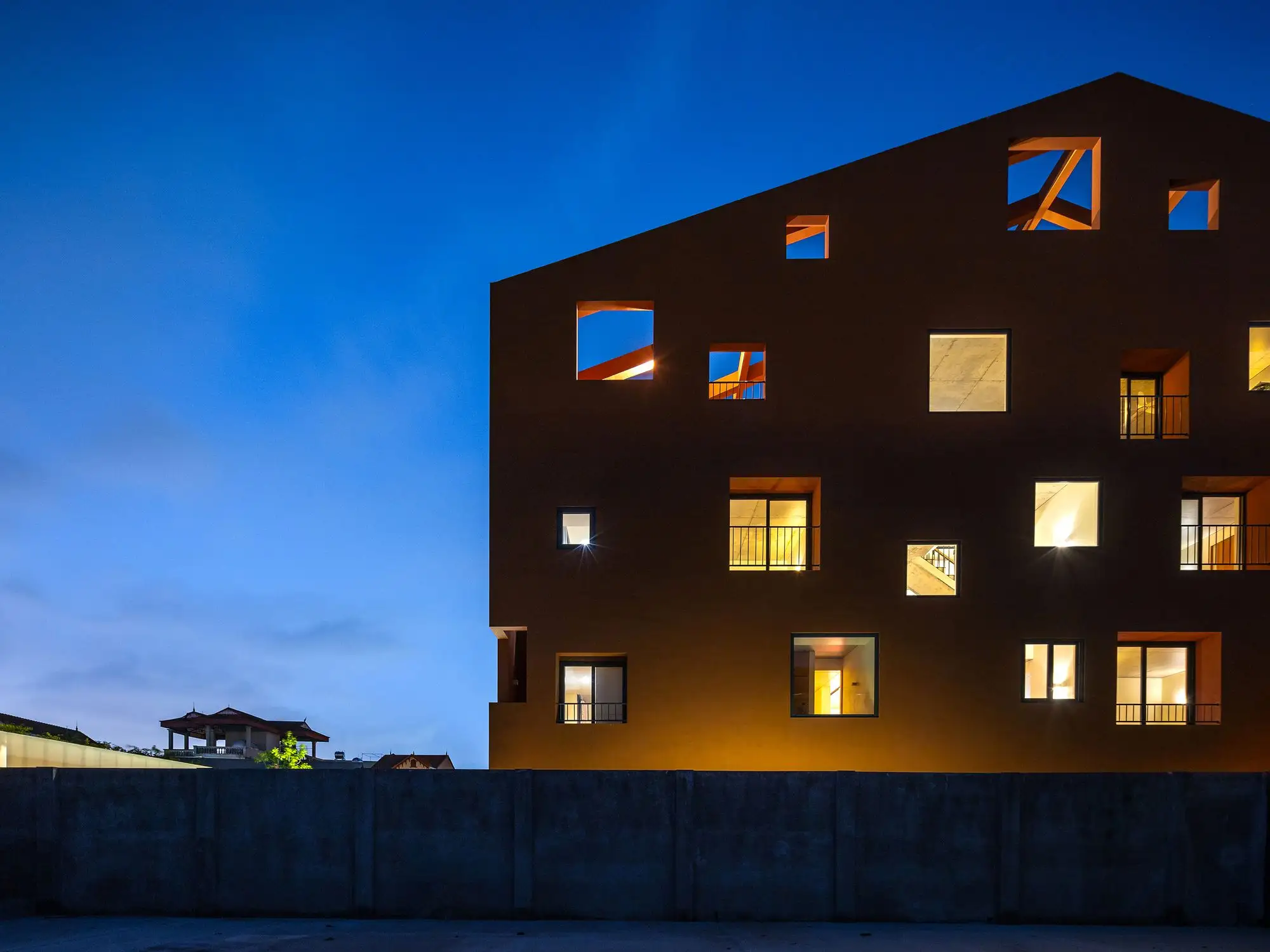 100 Windows House Inrestudio_1182384_26.webp