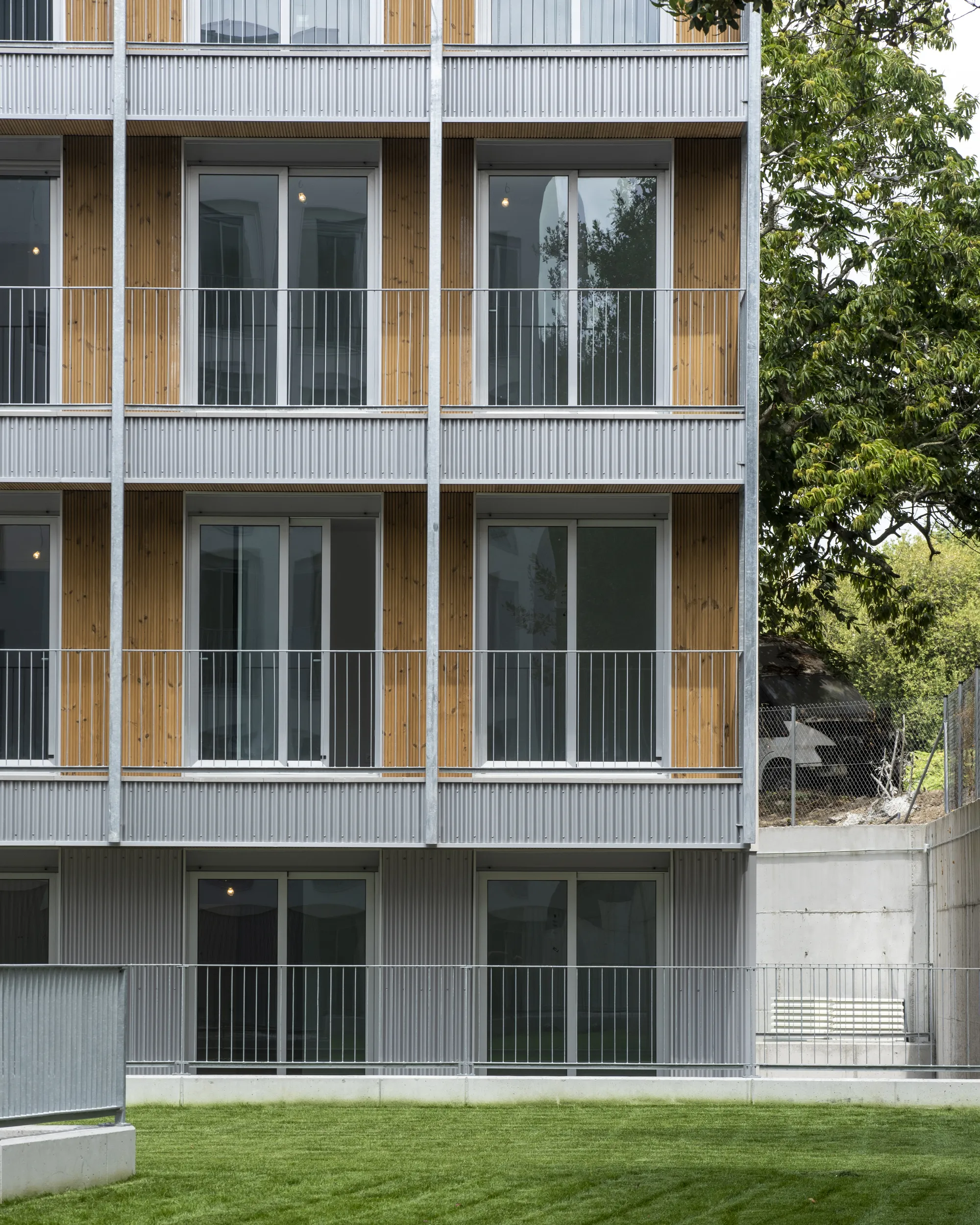 4栋建筑，74套公共推广住宅，位于庞特维德拉 Valdecorvos Díaz y Díaz Arquitectos_.webp