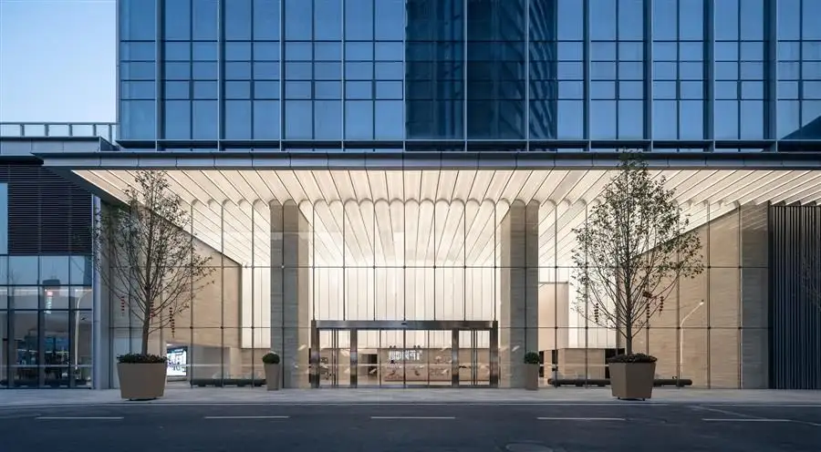 10 Design 设计的深圳华润置地笋岗中心主入口雕塑型顶篷已完成建设_7261_7.webp