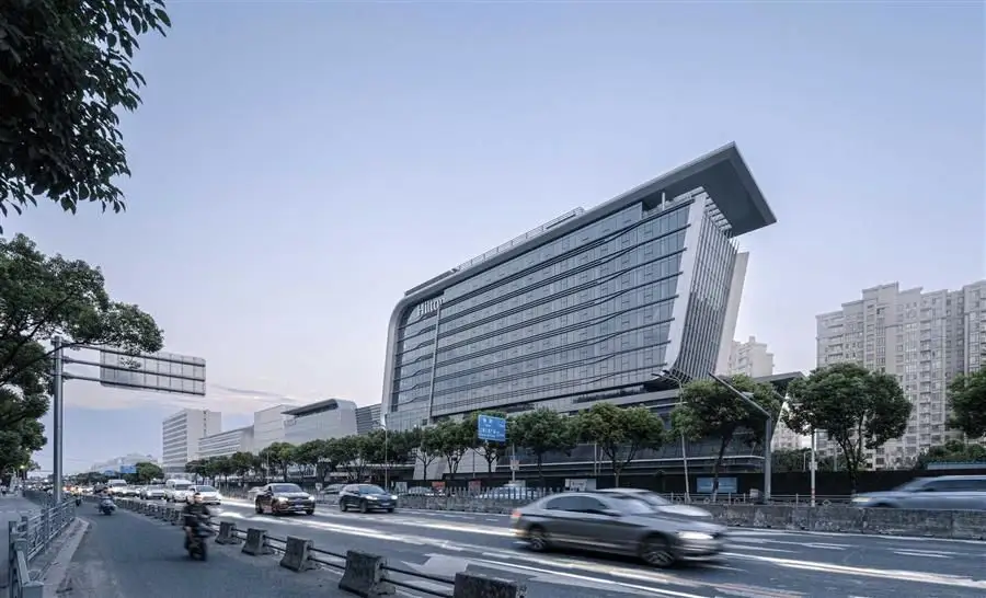 上海新虹桥灿辉希尔顿五星级酒店丨一幅展现流线与速度感的立面画卷---三益中国_10443_38.webp