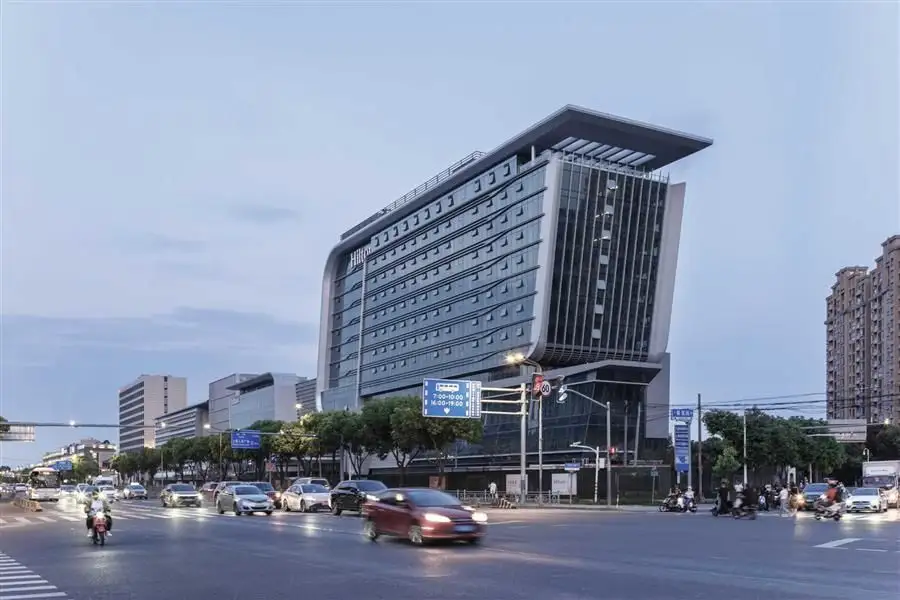 上海新虹桥灿辉希尔顿五星级酒店丨一幅展现流线与速度感的立面画卷---三益中国_10443_40.webp