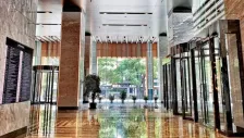 上海世界贸易大厦： 黄浦江畔老旧楼宇变身现代商务空间_9092_9